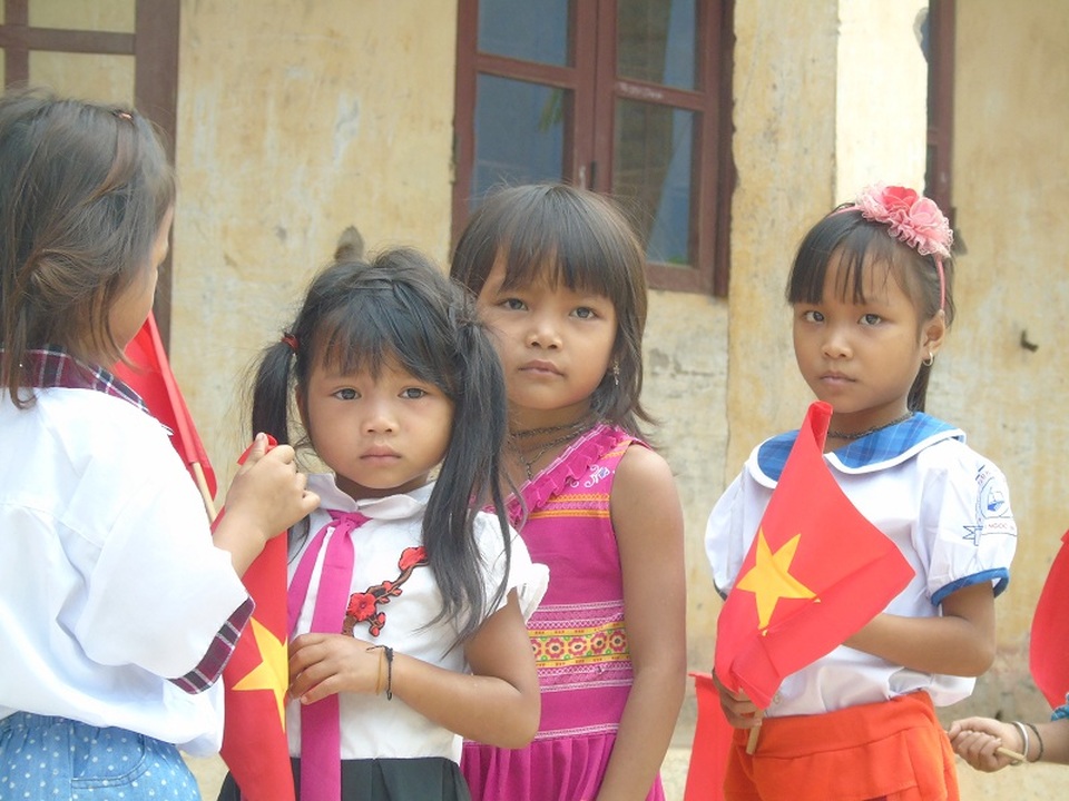 Quảng Bình: Thầy cô vượt rừng đón học sinh về trường dự lễ khai giảng - 4 Nhiều em học sinh còn rụt rè, bỡ ngỡ trong ngày hội khai trường