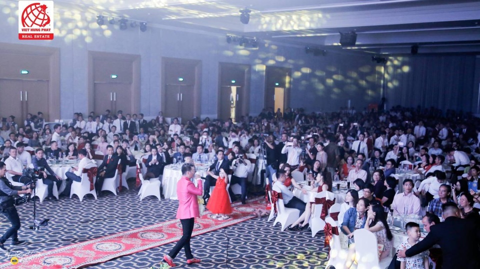 Việt Hưng Phát - “Chia sẻ cơ hội - Phát triển bền vững” - 2 Công ty tổ chức nhiều chương trình tri ân khách hàng với những buổi tiệc hoành tráng và ấm cúng.