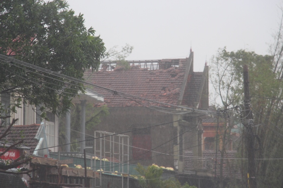 Ngổn ngang nơi tâm bão số 10 đổ bộ - 5