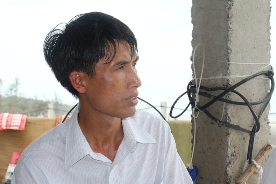 Anh Nguyễn Xuân Thuấn, quản lý tại khu vực nuôi tôm của Công ty TNHH Grobest Hà Tĩnh buồn bã cho biết đã trắng tay sau cơn bão số 10