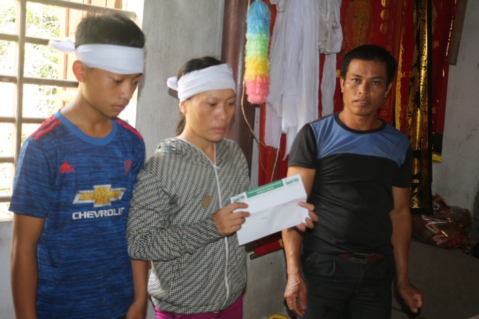 
PV báo Dân trí tại Hà Tĩnh đã trao 5 triệu đồng từ Quỹ Nhân ái hỗ trợ gia đình anh Nguyễn Thu Lộc
