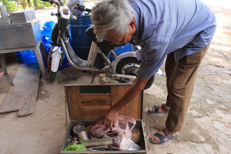 Chuyện cảm động về ông lão hơn 10 năm sửa xe miễn phí cho học sinh - 2 Ông Tâm cho hay, việc làm của mình xuất phát từ cái tâm chứ không mưu cầu lợi lộc.