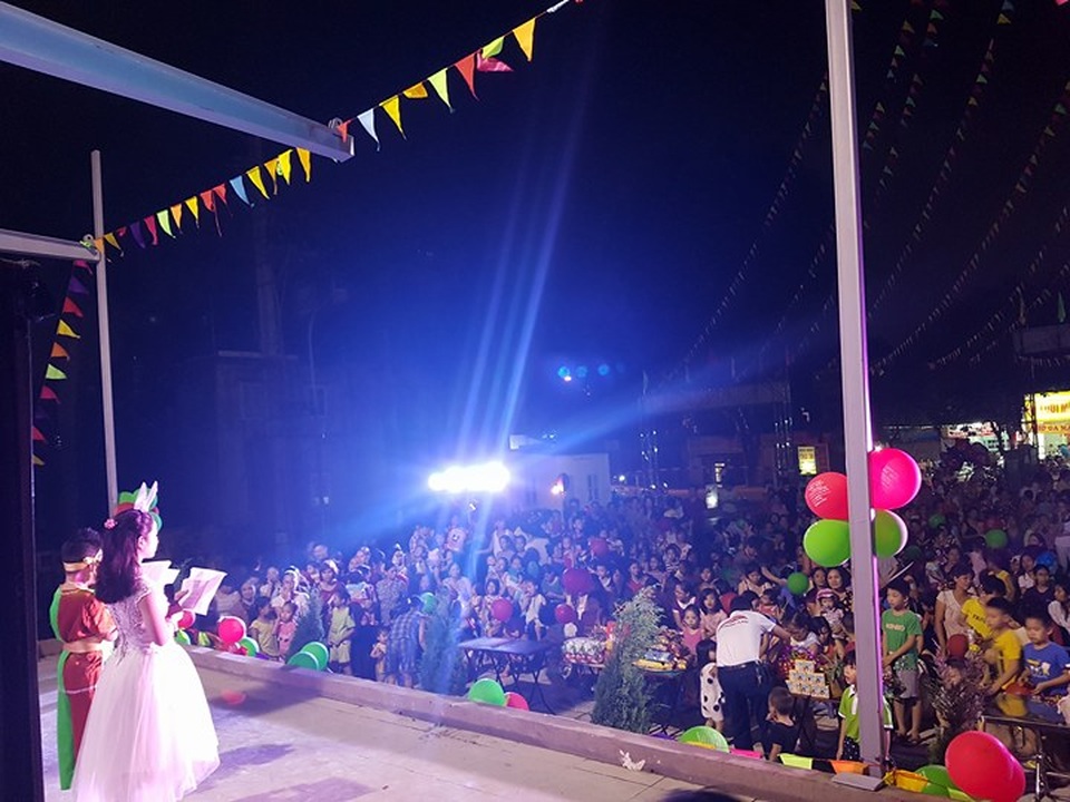 Tabudec Plaza tổ chức “Đêm Hội Trăng Rằm” cho những cư dân đầu tiên - 2
Bé Nguyễn Kiều Anh & Đỗ Hoàng Việt Anh đảm nhận vai trò MC trong chương trình