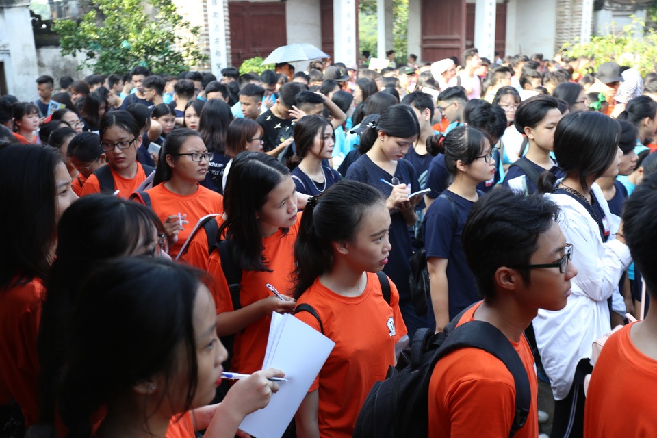 Học sinh thích thú với giờ thực hành môn Văn học tại Cổ Loa - 2
Học sinh tập trung ghi chép học ngoại khoá