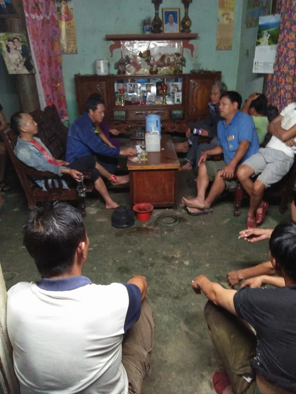 Dân đánh trống khua kẻng xua 6 con voi rừng phá hoại cây cối trong đêm - 2
Ông Phan Văn Đại kể lại giây phút đàn voi xuất hiện trong đêm phá nát vườn đồi của gia đình.