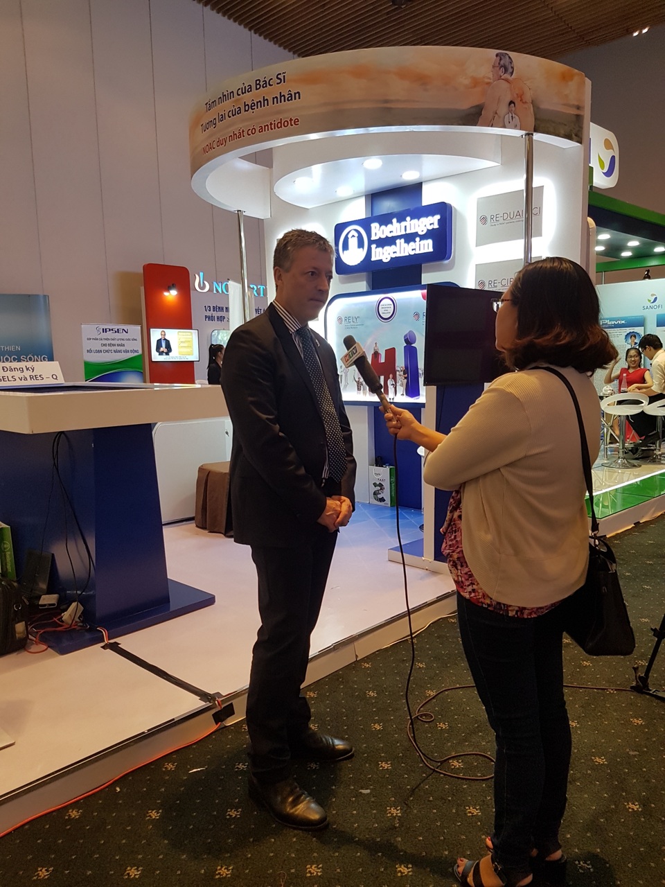 Mức độ nguy hiểm của đột quỵ - 2 Ông Stephen Walter - Tổng giám đốc của Công ty Boehringer tại Việt Nam trả lời phóng viên về chương trình Angels – chương trình phát triển mạng lưới điều trị đột quỵ.