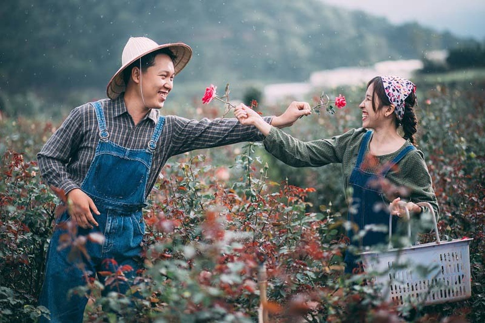 Khi đã nói chuyện một thời gian thì anh quyết định tỏ tình với nàng, dù trong lòng rất lo sợ sẽ đối diện với câu chối từ.