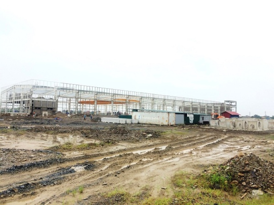 Chưa đủ các tiêu chuẩn theo quy định nhưng chủ đầu tư dự án CCN Cầu Yên đã cho nhà đầu tư thứ cấp vào xây dựng lắp đặt nhà xưởng, việc làm diễn ra rầm rộ hàng tháng nay.