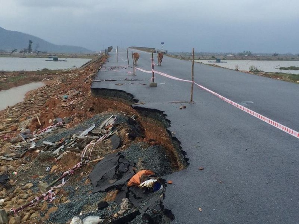 Con đường hàng chục tỷ đồng “tan hoang” sau bão - 3 Nhiều đoạn đường bị sụp lún kéo dài hàng chục mét
