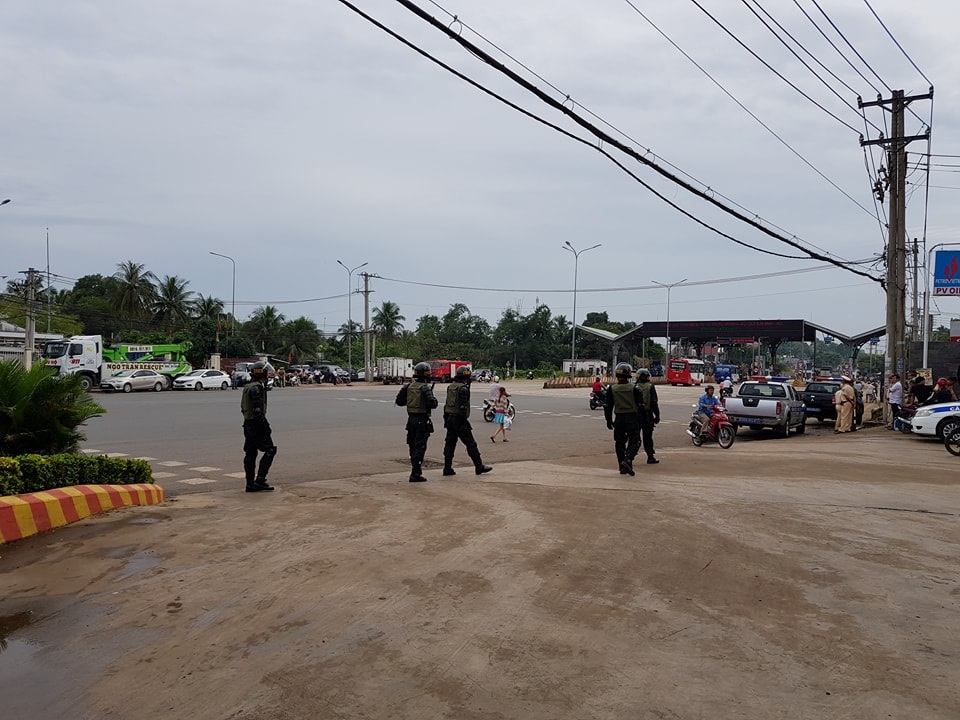 Gần 100 cảnh sát giữ an ninh trong ngày đầu trạm BOT Biên Hòa thu phí trở lại - 1 Gần 100 cảnh sát giữ an ninh trong ngày đầu trạm BOT Biên Hòa thu phí trở lại - 1