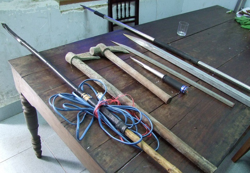 Dùng dao không chế vợ con để đòi công an thả em trai - 1 Vật dụng Nguyễn Tất Vương dùng để khống chế vợ, con và đưa yêu sách với lực lượng Công an. (Ảnh Q.V)