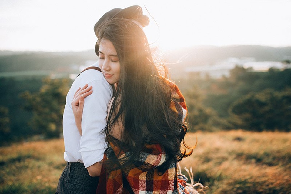 
Duy Tú và Hương Giang yêu nhau nhưng chưa bao giờ giận hờn hay cãi cọ lớn. Bởi hơn hết, họ luôn thấu hiểu, trân trọng đối phương, và khi có mâu thuẫn thì cả hai cùng bình tĩnh mà suy xét đúng sai.
