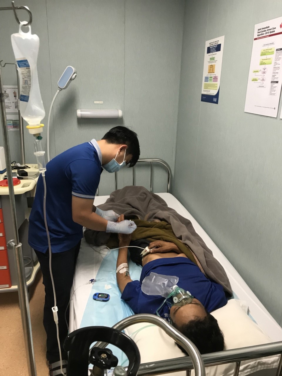 Giàn khai thác Hải Thạch cứu ngư dân bị hôn mê sâu trong đêm tối - 2
: Bác sĩ trên giàn thực hiện sơ cấp cứu ngay cho nạn nhân