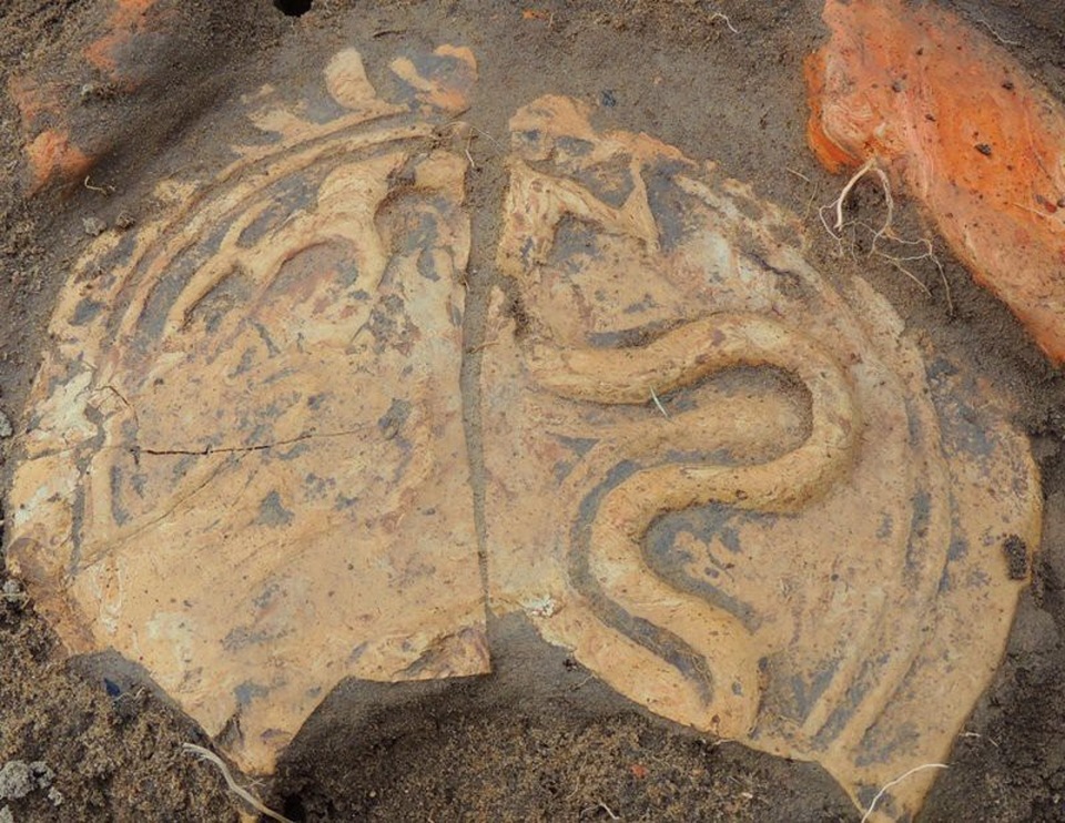 Nhiều hiện vật đã được tìm thấy tại đền Huyện