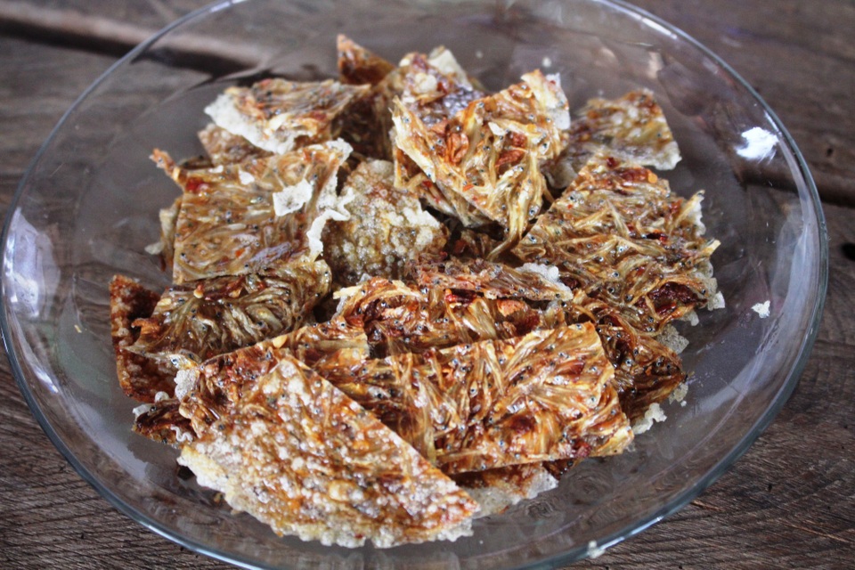 Lạ miệng bánh tráng cá cơm trên làng chài Cao Nguyên - 2 Đặc sản bánh tráng cá cơm sông Sê San