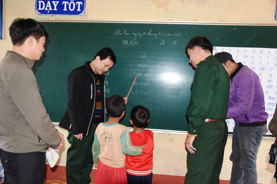 Bí thư Tỉnh ủy Gia Lai biểu dương sự hy sinh thầm lặng của các thầy cô giáo đỉnh BYầu - 2 Bí thư Tỉnh ủy Dương Văn Trang đánh giá cao chất lượng giáo dục vùng cao trên đỉnh BYầu