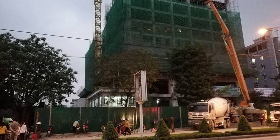Thanh thép dài 2m phi từ trên cao xuống khu chợ đông người - 2 
Công trình xây dựng nơi thanh thép rơi xuống chợ.