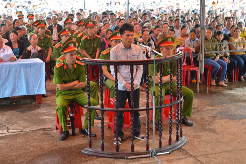 Sát hại ân nhân rồi đem phi tang xác - 1 Bị cáo Nguyễn Thanh Tùng trước vành móng ngựa