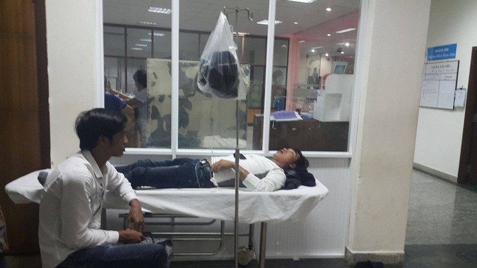 
Tài xế và phụ xe đang được điều trị tại bênh viện
