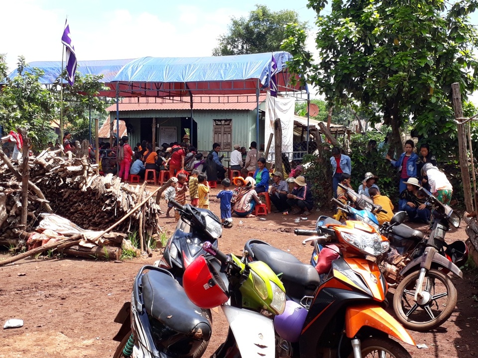 
Gia đình đang tổ chức tang lễ cho một nạn nhân.
