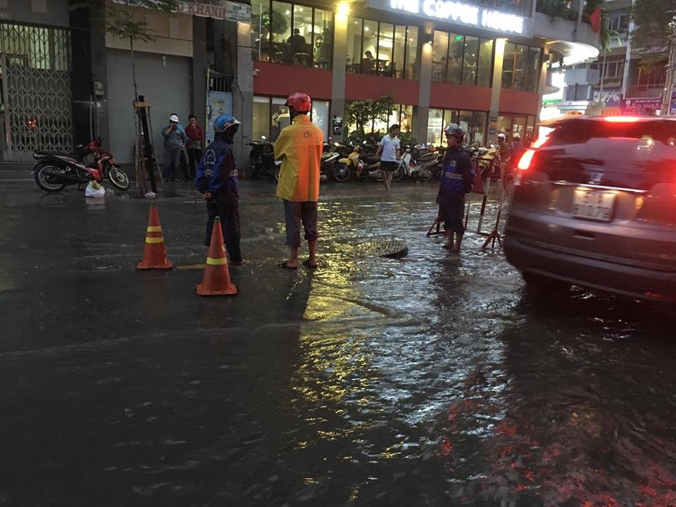 Đường Sài Gòn ngập nặng sau trận mưa không lớn - 5 Nhiều ô tô xếp hàng, di chuyển chậm vì sợ nước đẩy vào nhà dân
