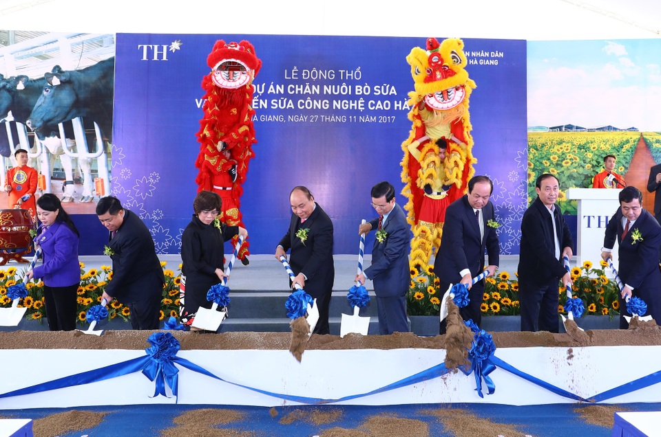 Tầm nhìn xa của “người đàn bà sữa tươi” Thái Hương - 1
Thủ tướng Chính phủ Nguyễn Xuân Phúc, bà Thái Hương- Chủ tịch HĐQT tập đoàn TH và các đại biểu thực hiện các nghi thức động thổ Dự án chăn nuôi bò sữa và chế biến sữa công nghệ cao Hà Giang của tập đoàn TH tại xã Phong Quang (huyện Vị Xuyên, Hà Giang)