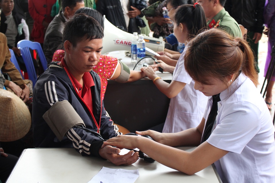 
Khám và chữa bệnh miễn phí cho các gia đình chính sách, người có công với cách mạng
