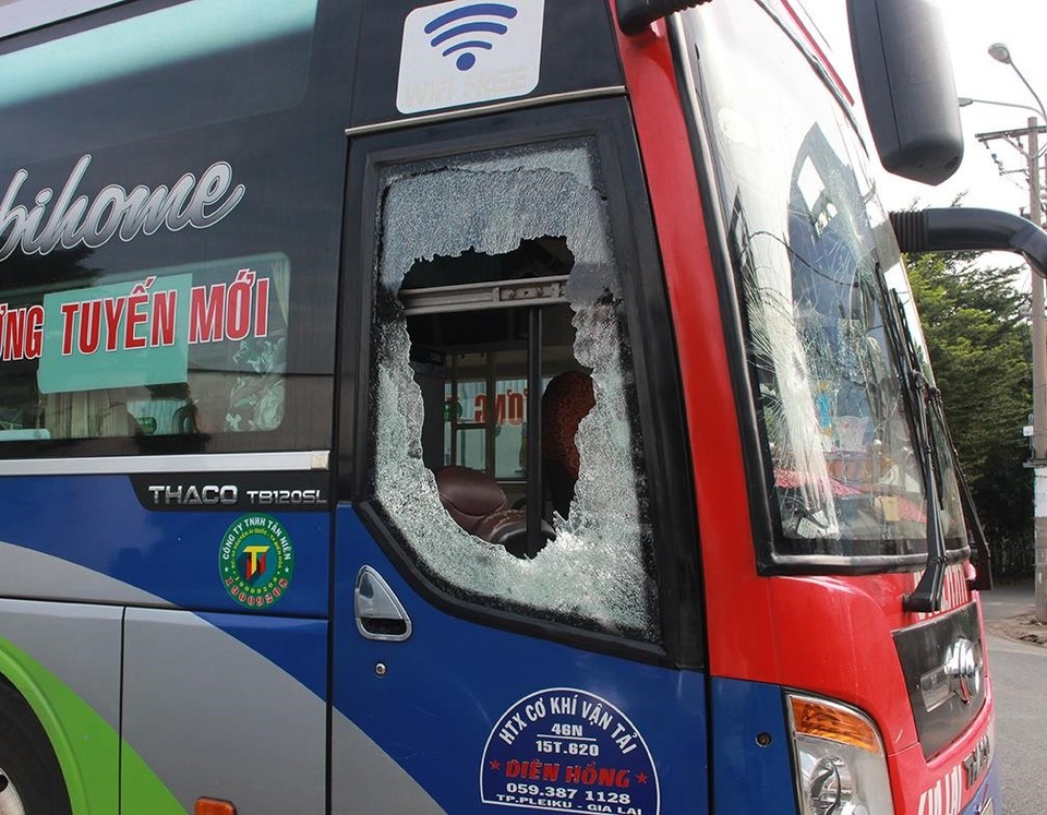 Một phần kính bên ghế của xe khách bị nhóm thanh niên đập vỡ.