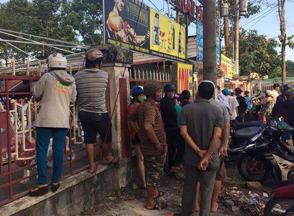 Không xin được tiền đi đánh bài, con trai đâm mẹ tử vong - 2 Người dân tụ tập xung quanh hiện trường vụ án