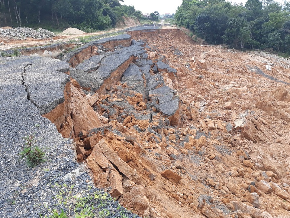 Công trình chống sạt lở chưa xong đã... sạt lở - 2
Đường bị sạt lở ăn gần hết phần mặt