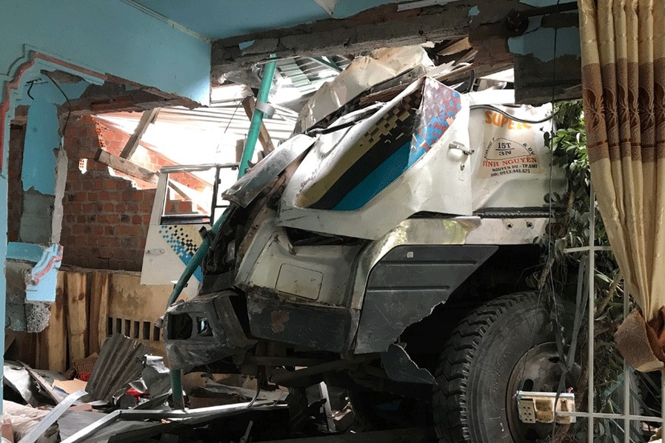 
Ca bin bị nát hoàn toàn, tài xế mắc kẹt trong xe
