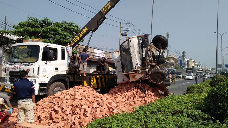 Xe tải gặp sự cố đang được kéo khỏi hiện trường