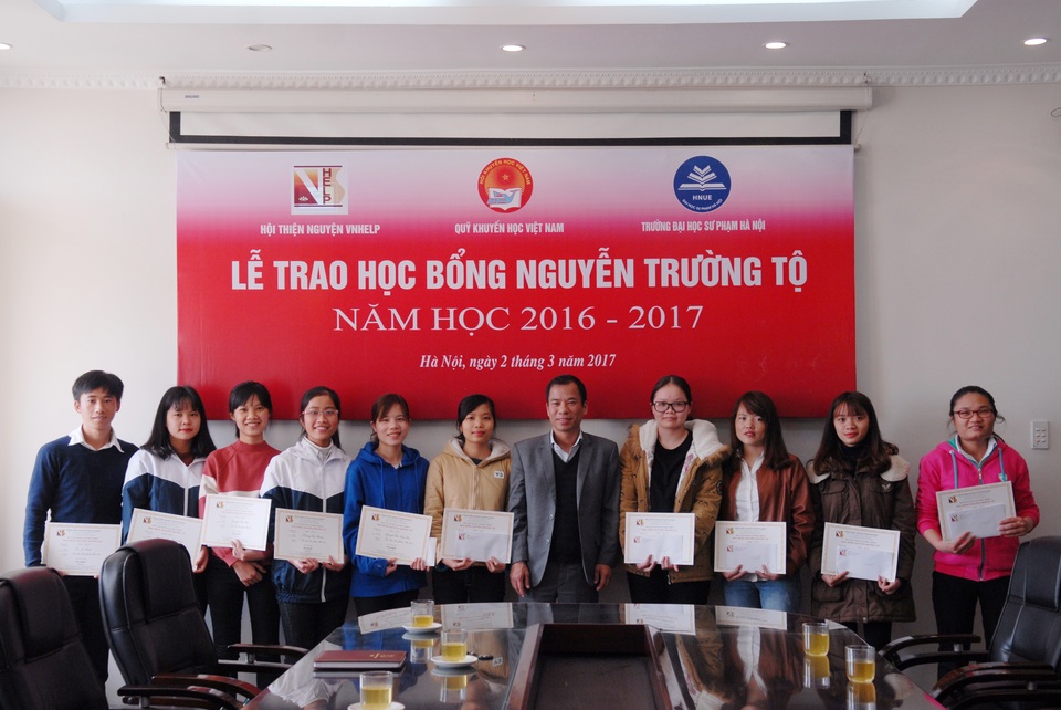 Trao 75 suất học bổng Nguyễn Trường Tộ đến sinh viên 6 trường đại học - 12
Lãnh đạo Nhà trường cùng 10 em sinh viên được nhận học bổng Nguyễn Trường Tộ năm học 2016 - 2017
