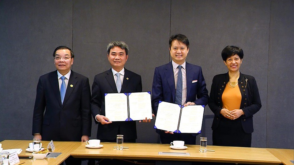 
Bộ trưởng Bộ KH&CN Việt Nam Chu Ngọc Anh và Bộ trưởng Bộ Luật pháp và Tài chính Singapore Indranee Thurai Rajah chứng kiến Lễ ký kết Kế hoạch hợp tác năm 2018 giữa Cục SHTT Việt Nam và Cơ quan SHTT Singapore.
