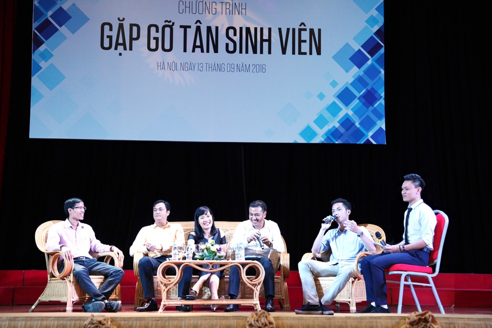 Sinh viên Trường ĐH Kinh tế - ĐHQGHN tốt nghiệp không phải chật vật xin việc - 2 Võ Ngọc Quí (ngồi thứ hai từ phải sang) tại buổi giao lưu với sinh viên Trường ĐH Kinh tế - ĐHQGHN về khởi nghiệp.