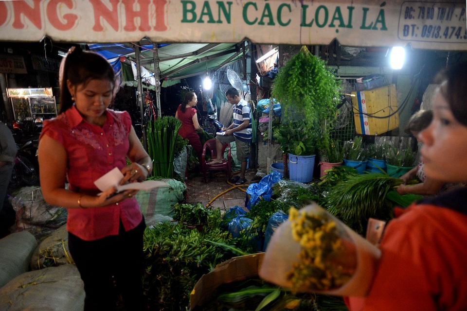 Chợ hoa lớn nhất Sài Gòn nhộn nhịp trước ngày 8/3 - 11
Ngoài hoa, các loại lá như bách hợp, quế, đinh lăng.. cũng được nhiều người mua để trang trí kết hợp cho giỏ hoa.