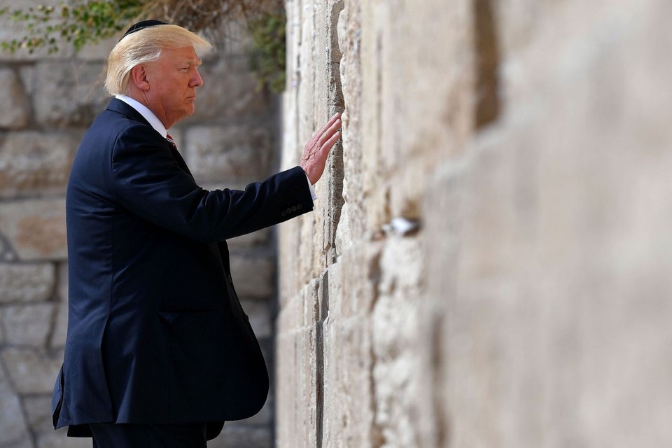 Trong chuyến công du tới Israel, Tổng thống Trump đội mũ của người Do Thái khi tới thăm Bức tường phía Tây ở Jerusalem ngày 22/5. Ông là nhà lãnh đạo Mỹ đương nhiệm đầu tiên tới thăm và cầu nguyện ở nơi này. (Ảnh: AFP)