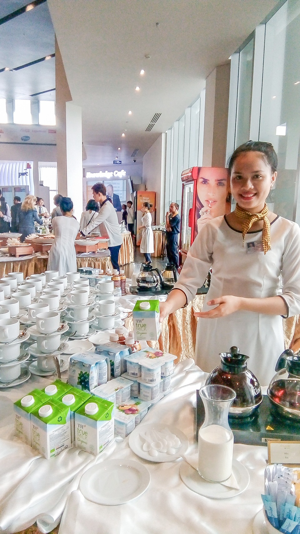 Sữa tươi TH true MILK organic gây ấn tượng tại APEC - 1
Nhân viên lễ tân Hội nghị Ariyana chuẩn bị phiên phục vụ tea break giữa giờ với sản phẩm sữa tươi TH true MILK organic