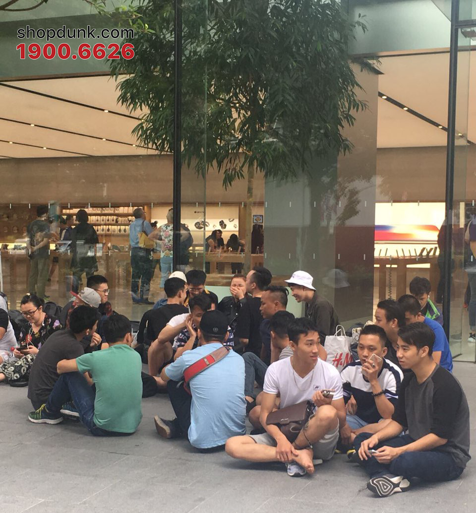 iPhone X 256GB xách tay có thể tới 70 triệu đồng trong ngày đầu về Việt Nam - 3
Người Việt xếp hàng tại Apple Store Singapore ngày 31/10.