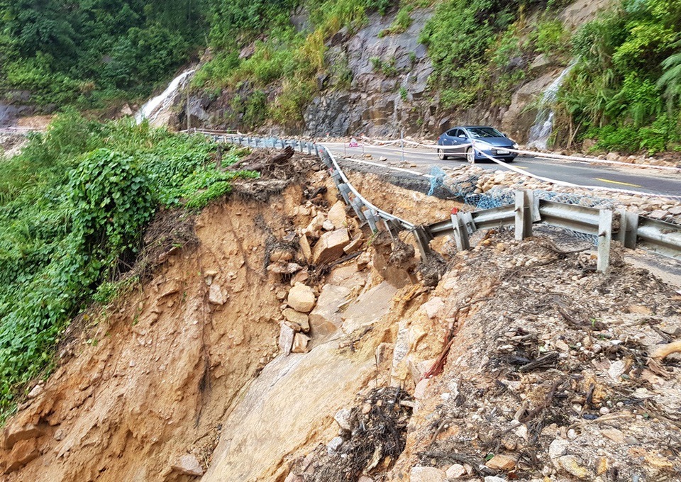 Mưa lớn ở thượng nguồn, Nha Trang ngập nặng nhiều nơi - 3 Đến chiều 2/12, đường Nha Trang - Đà Lạt đang bị tê liệt, hàng loạt phương tiện phải quay đầu do sạt lở ước khoảng 7.000m3 đất đá