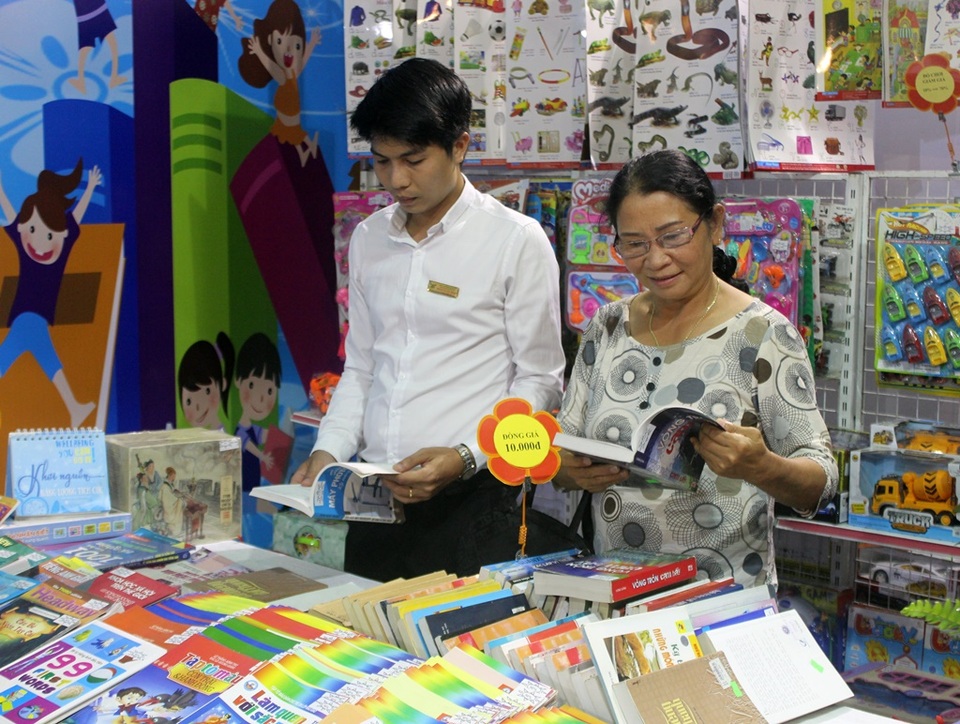 Phú Yên: Lần đầu tiên tổ chức hội sách - 4 Hội sách thu hút đông đảo người lớn trẻ em đam mê sách tới đọc và mua sách