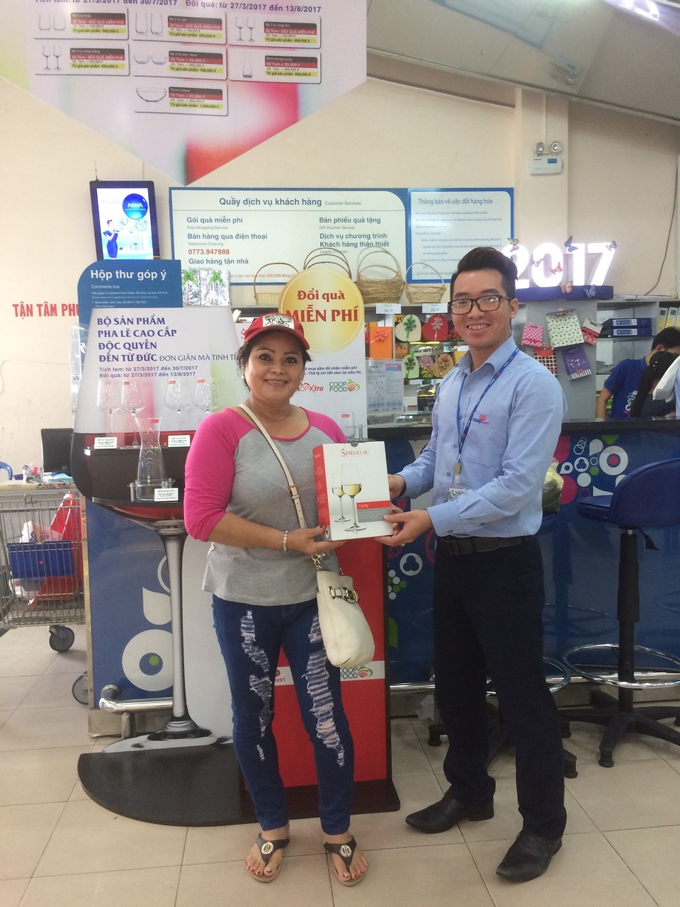 Siêu thị Co.opmart dập dìu khách hàng đến nhận quà sang miễn phí - 5 Siêu thị Co.opmart dập dìu khách hàng đến nhận quà sang miễn phí - 5