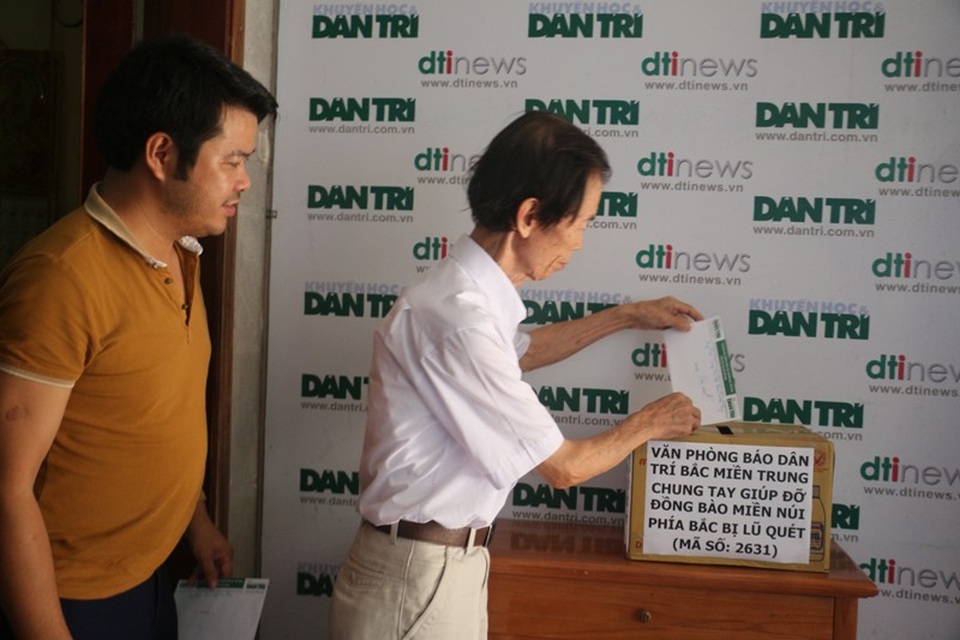 Bạn đọc Dân trí đã ủng hộ hơn 1,7 tỷ đồng giúp đỡ đồng bào miền núi bị lũ quét - 10
Trưởng VP đại diện báo Dân trí Bắc Miền Trung Phan Duy Thảo và Phó văn phòng Nguyễn Văn Dũng ngoài tham gia ủng hộ 2 ngày lương giúp đồng bào miền núi bị lũ quét còn ủng hộ thêm mỗi người 500.000 đồng