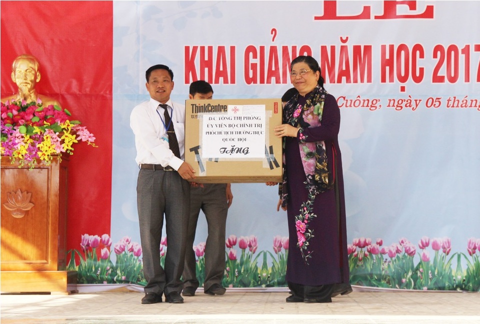 Phó Chủ tịch Quốc hội Tòng Thị Phóng dự lễ khai giảng năm học mới tại Nghệ An - 4 Bà Tòng Thị Phóng - Phó Chủ tịch Quốc hội tặng quà cho Trường THPT Con Cuông.