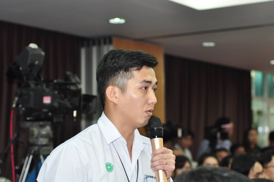 Thủ tướng đề nghị dành đất phát triển nhà ở cho công nhân - 2 Anh Nguyễn Gia Thái, Bí thư đoàn Thanh niên Công ty TaeKwang Vina phát biểu tâm tư với Thủ tướng.