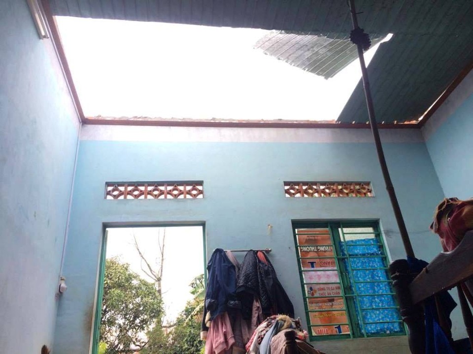 Lốc xoáy cuốn bay mái dãy nhà trọ, sinh viên chạy tán loạn - 2
Khu trụ của sinh viên bị tốc mái, nhiều đồ quần áo bị ướt