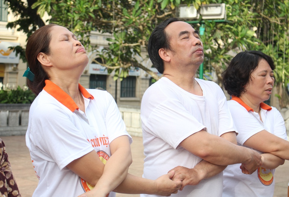 Bể bụng với "Yoga cười" bên Hồ Gươm - 3
Bài tập giúp điều hòa cơ thể