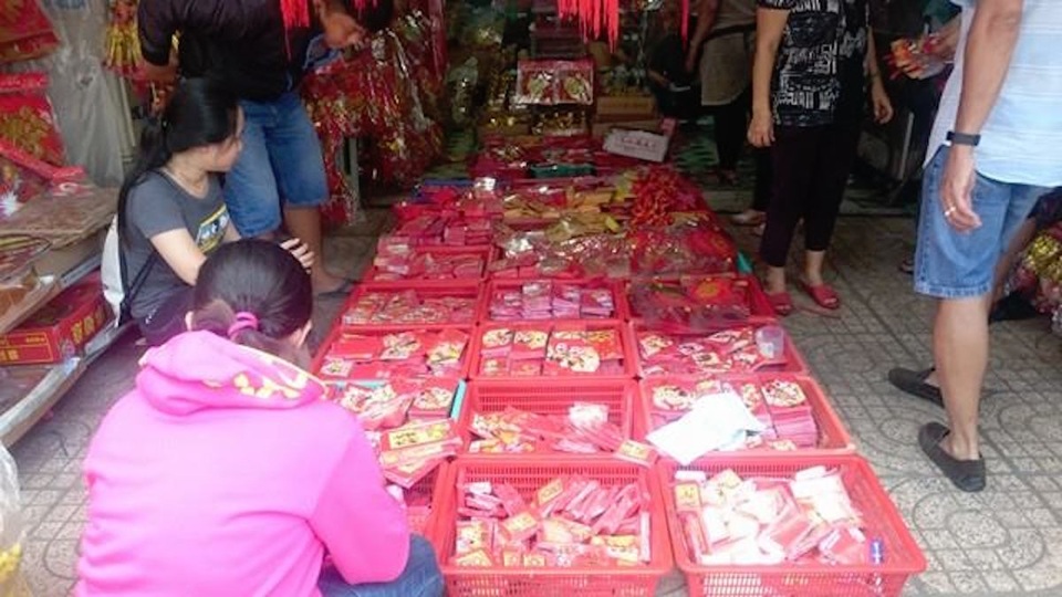 Thị trường hàng trang trí Tết: "Cháy" hàng... con gà vàng - 3 Các bao lì xì với hơn 60 mẫu khác nhau để khách hàng chọn lựa