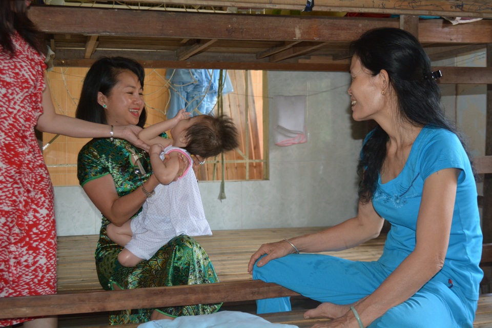 Việt Sin tặng quà tết cho các hộ nghèo tỉnh Bình Phước - 4 Bà Nguyễn Thị Minh Tâm thăm trẻ mồ côi tại chùa Diệu Giác