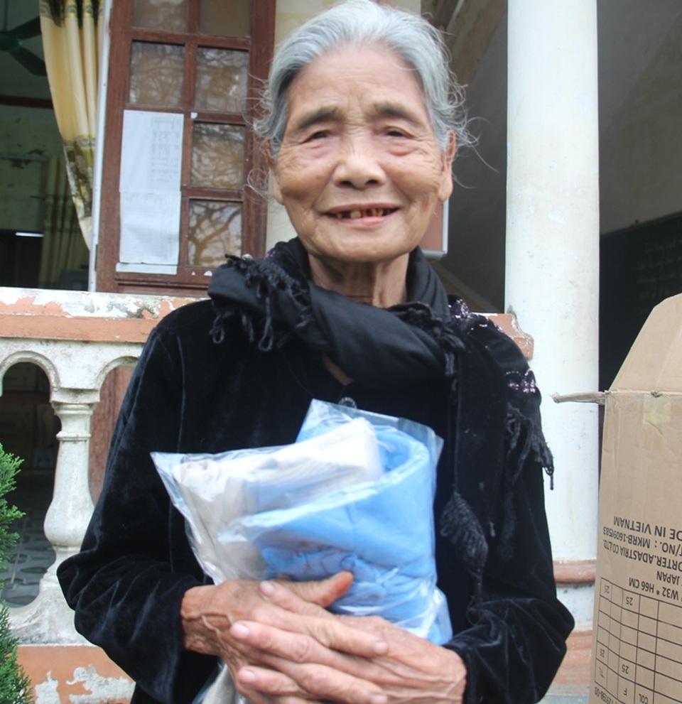 Bạn đọc Dân trí ủng hộ 200 chiếc áo ấm giúp bà con vùng lũ - 3 Bà Nhường nở nụ cười hạnh phúc khi đón nhận những món quà từ bạn đọc của báo Dân trí